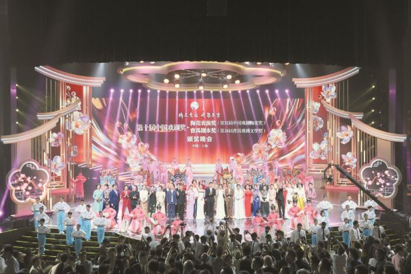 大牛配资网 梅花竞放 戏聚东方