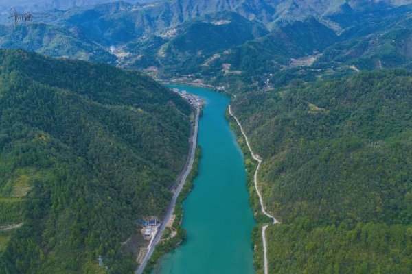 星速优配 三门滩离镇远古城不远，㵲阳河畔常见当地人垂钓、游泳和露营